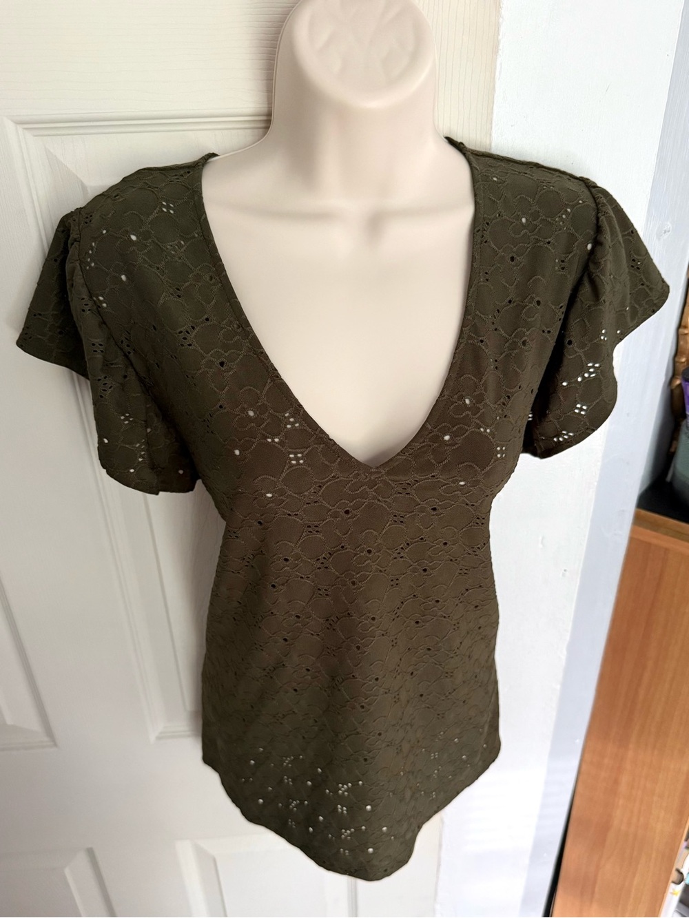 Michael Kors Olive Green Eyelet V-Neck Flutter Sleeve Top Size Large